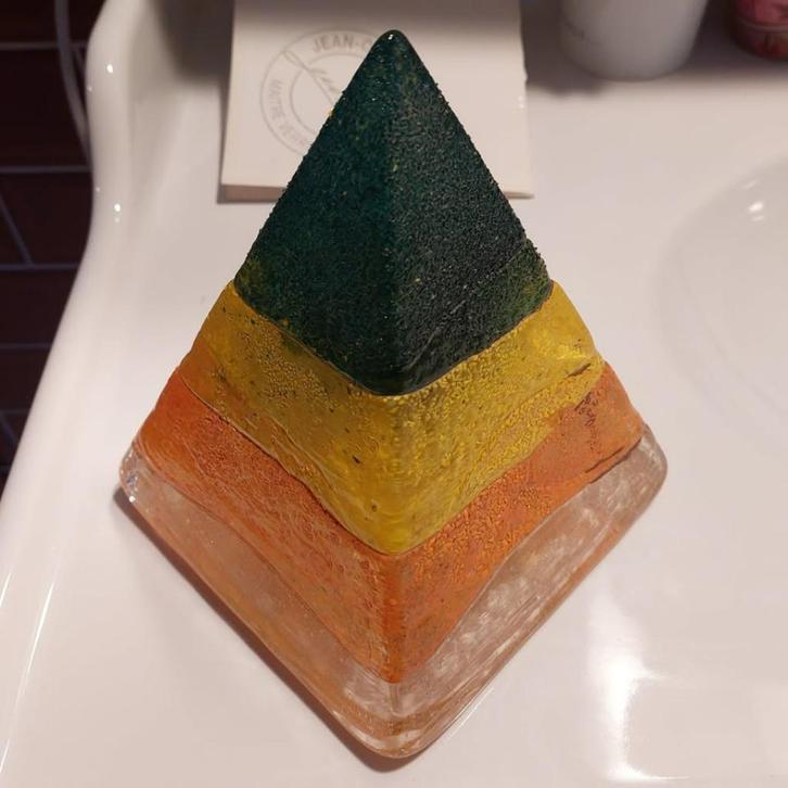 Jean-Claude Novaro 1989: Piramide in glaspasta, Antiek en Kunst, Antiek | Glaswerk en Kristal, Ophalen of Verzenden