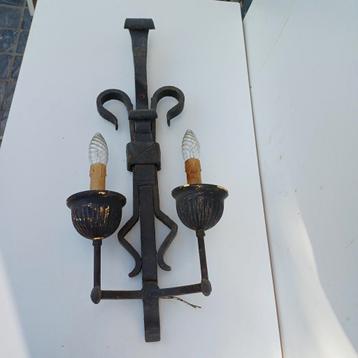 4 Antieke zware metalen verlichting beschikbaar voor biedingen