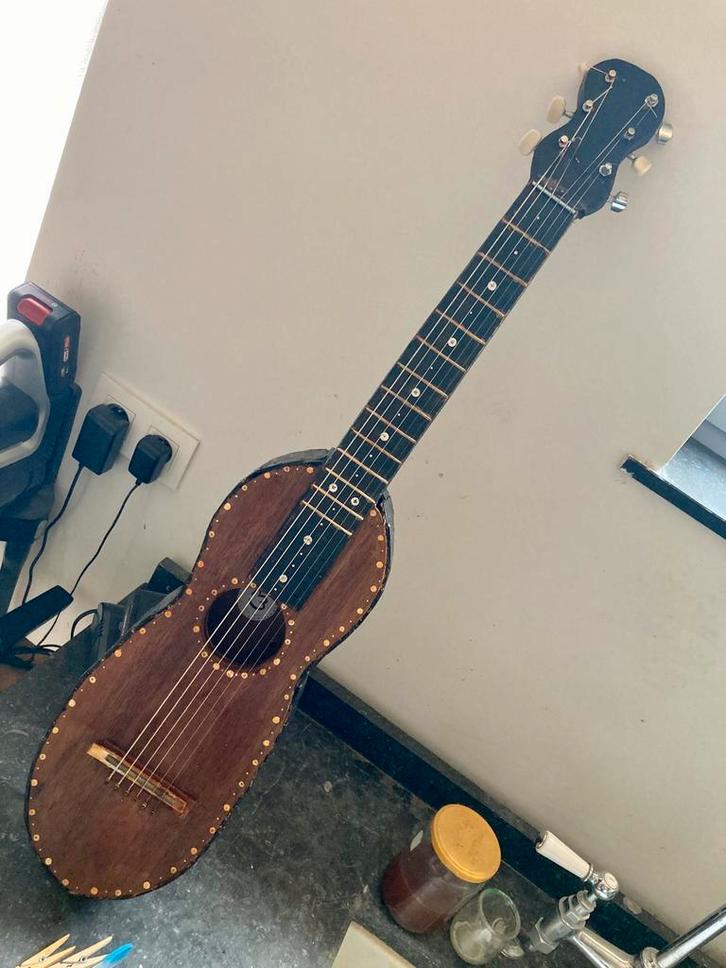 Poor man’s romantic guitar, Muziek en Instrumenten, Snaarinstrumenten | Gitaren | Akoestisch, Gebruikt, Overige typen, Met (piezo-)element