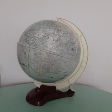 Vintage retro wereldbol MS beschikbaar voor biedingen