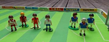 PLAYMOBIL VOETBALSPELERS + gratis muntenveld beschikbaar voor biedingen