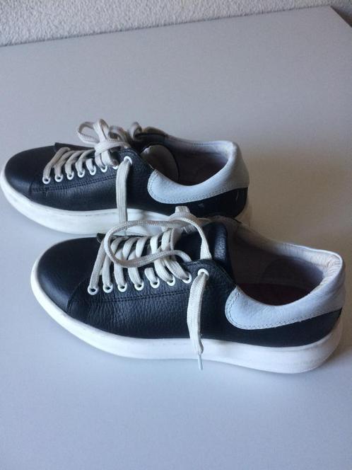 Te koop mooie degelijke sneakers., Kleding | Dames, Schoenen, Zo goed als nieuw, Sneakers, Blauw, Ophalen of Verzenden