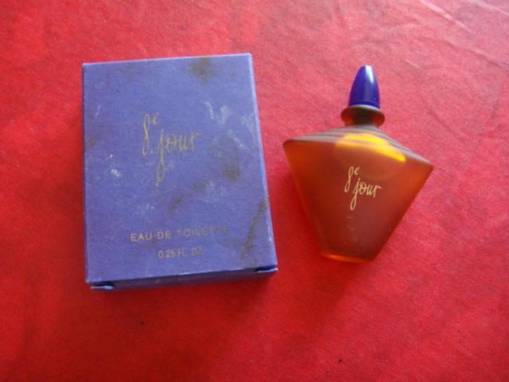 Collection Miniature de parfum 8ème jour. Ancienne, Verzamelen, Merken en Reclamevoorwerpen, Nieuw, Overige typen, Ophalen of Verzenden