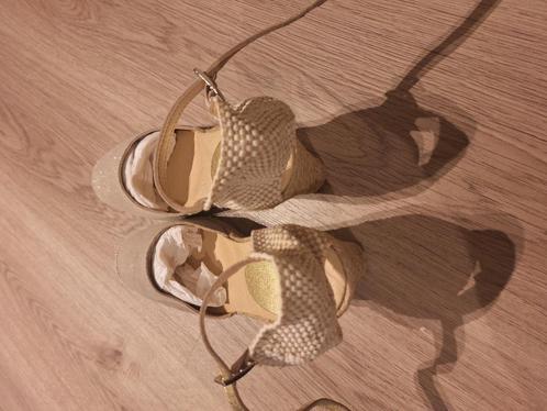 NIEUWE heel mooie elegante damesschoen, met riempje, Exit., Kleding | Dames, Schoenen, Nieuw, Beige, Ophalen of Verzenden