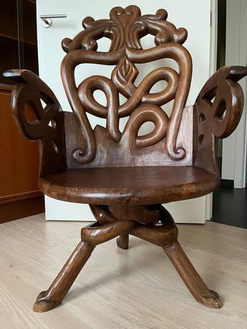 Afrikaanse bewerkte stoel beschikbaar voor biedingen