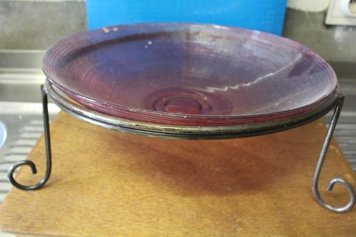 Glazen schaal op smeedijzeren staander, Huis en Inrichting, Woonaccessoires | Schalen en Manden, Gebruikt, Schaal, Rond, Glas