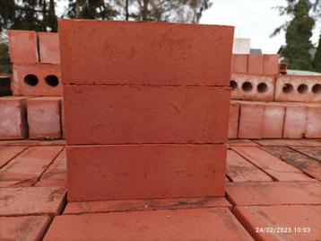GLADDE RODE TERRACOTTABAKSTENEN beschikbaar voor biedingen