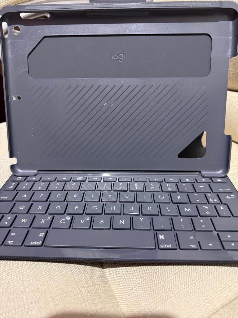 Logitech Slim Folio iPad-hoesje, Computers en Software, Tablet-hoezen, Zo goed als nieuw, Bescherming achterkant, Verzenden