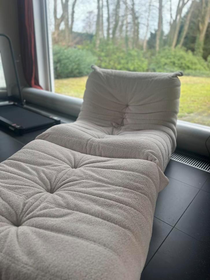 TOGO ligne roset Vintage Chair and Poef by Michel Ducaroy, Maison & Meubles, Chaises, Comme neuf, Une, Autres matériaux, Blanc