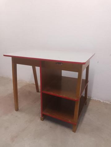 Vintage houten bureau met formica tafelblad beschikbaar voor biedingen