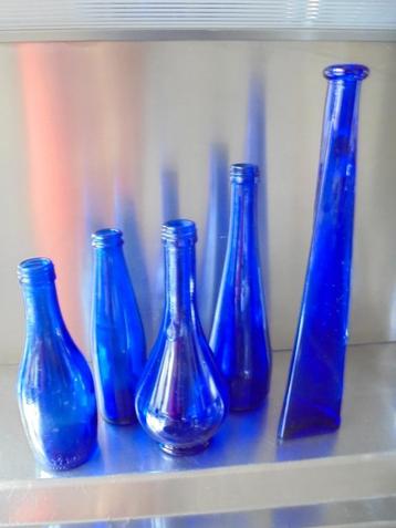 5 mooie cobalt blauwe glazen flessen beschikbaar voor biedingen