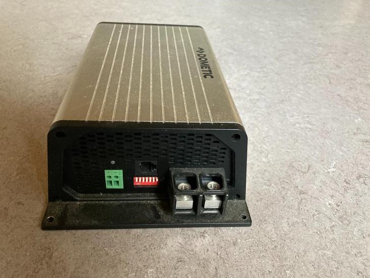 laad- en spanningsomvormer 40 A Dometic, Caravanes & Camping, Camping-car Accessoires, Comme neuf, Enlèvement ou Envoi
