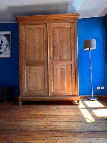 Kast - Heel grote linnen- of andere kast; lichtgekleurde eik beschikbaar voor biedingen