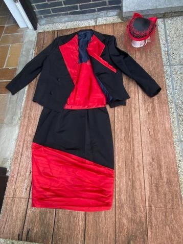 Dames tenue Rood/Zwart met hoedje beschikbaar voor biedingen