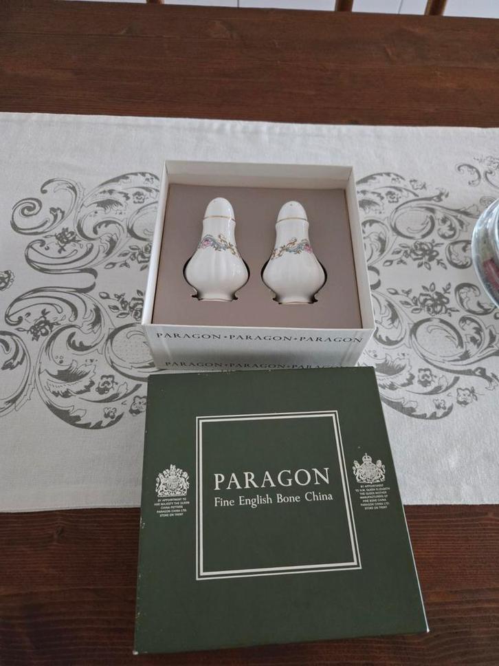 Vintage Engels peper en zout vat in porselein bonne Chine in, Antiek en Kunst, Antiek | Keukengerei, Ophalen of Verzenden