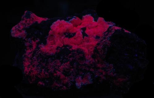 Zeldzame HAUYN UV kristallen uit Italie., Verzamelen, Mineralen en Fossielen, Mineraal, Ophalen of Verzenden
