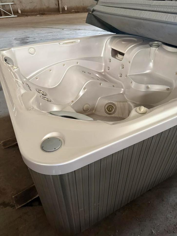 Jacuzzi hotspring livraison gratuit sur place, Tuin en Terras, Bubbelbaden en Hottubs, Zo goed als nieuw, Afdekzeil, Filter, Trap