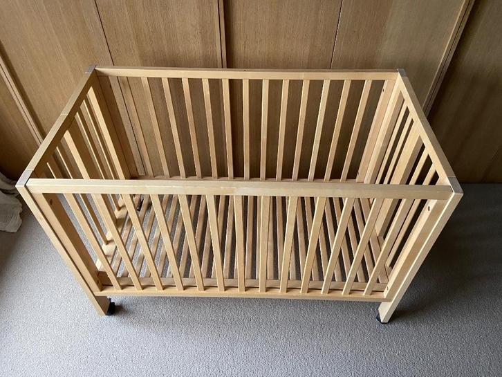 Babybed op wieltjes, merk Troll., Kinderen en Baby's, Kinderkamer | Bedden, Gebruikt, Minder dan 140 cm, Minder dan 70 cm, Lattenbodem