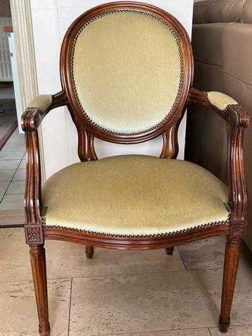 6 stoelen Lous XVI-stijl + tafel beschikbaar voor biedingen