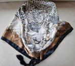 Mooie sjaal - driehoekig model, Veritas, Envoi, Porté, Écharpe