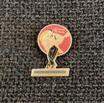 PIN - LE COUP DE COEUR HARLEQUIN - CHANTEUSE - MILLIARDAIRE, Verzenden, Gebruikt, Overige onderwerpen, Speldje of Pin