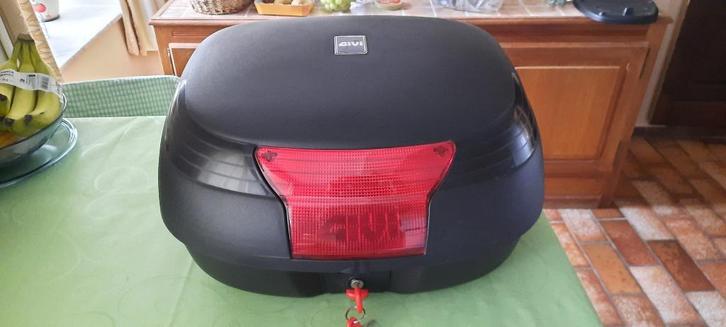 Top case GIVI complet, griffé mais fonctionne, 2 clés, Motos, Accessoires | Valises & Sacs, Utilisé, Enlèvement
