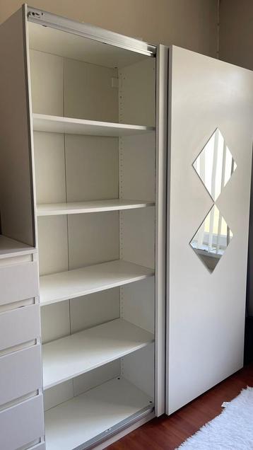 Kleding kast met spiegel - Zo goed als nieuw beschikbaar voor biedingen