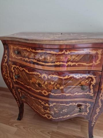 Barokke commode / dressoir met bloemenintarsia en marmeren b beschikbaar voor biedingen