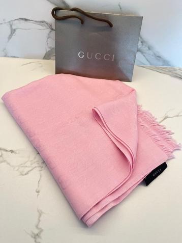 Gucci sjaal roze beschikbaar voor biedingen