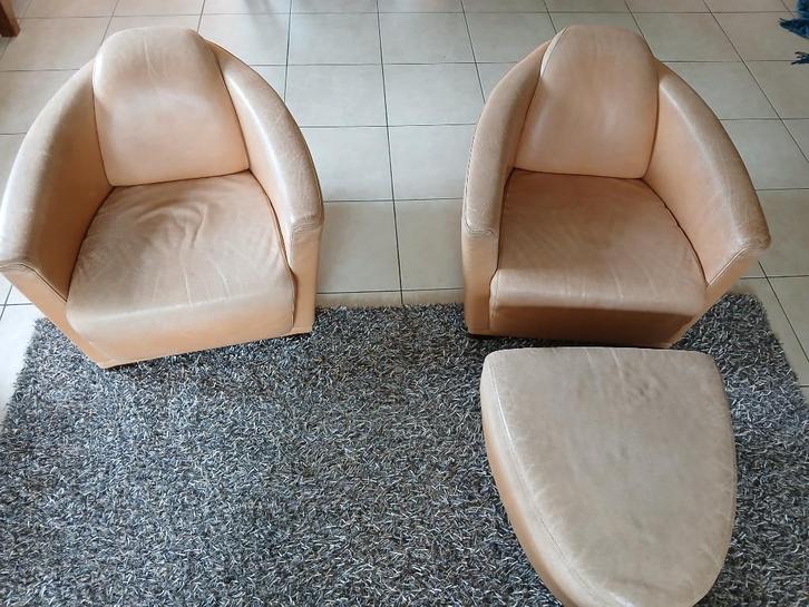 3 fauteuils en 1 poef in leder en de kleur is cognac, Huis en Inrichting, Fauteuils, Gebruikt, Hout, Leer, 75 tot 100 cm, 75 tot 100 cm