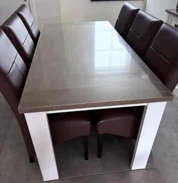 Tafel en stoelen beschikbaar voor biedingen