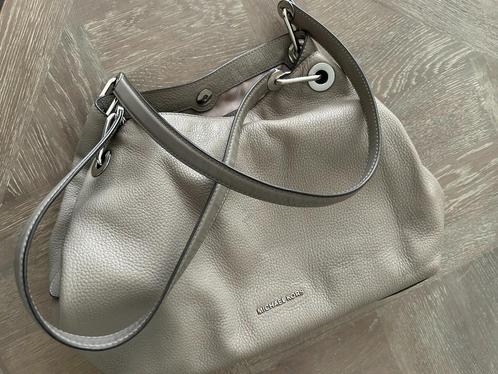 Michael Kors tas, weinig gebruikt! Echt leder, Handtassen en Accessoires, Tassen | Damestassen, Zo goed als nieuw, Handtas, Grijs