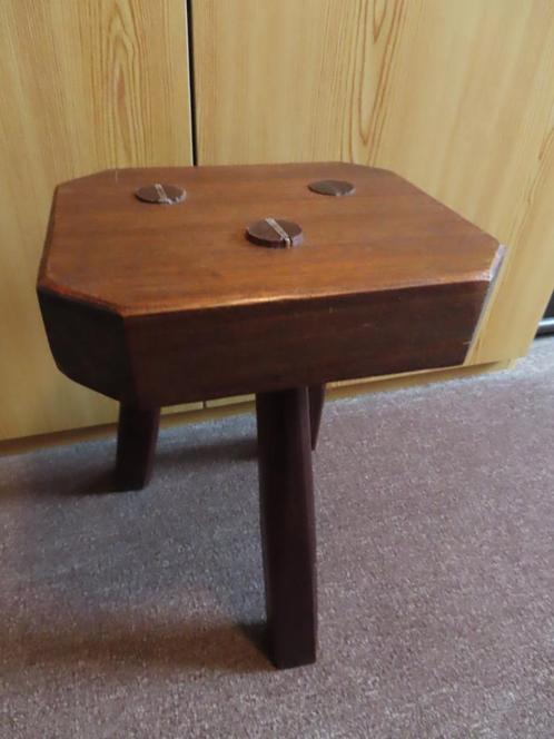 Ancien tabouret de ferme en bois massif, Huis en Inrichting, Krukjes, Zo goed als nieuw, Hout, Ophalen of Verzenden