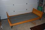 vintage bed 200x100cm, Huis en Inrichting, Slaapkamer | Bedden, Ophalen, Eenpersoons, Bruin, Design oud