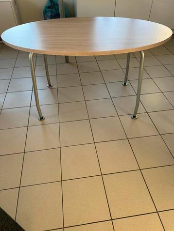 Stijlvolle ovale eettafel  beschikbaar voor biedingen