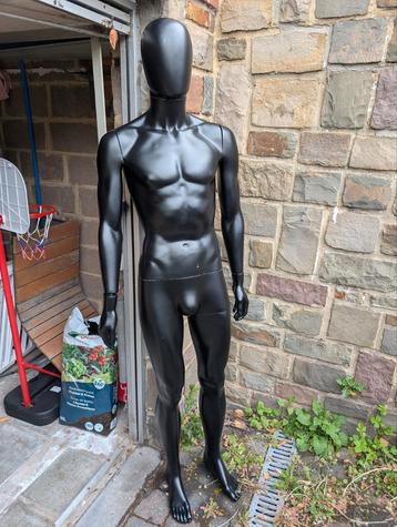 Mannequin homme, Enlèvement, Mannequin