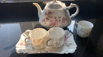 Theesetje beschikbaar voor biedingen