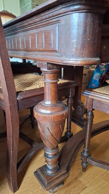 Antieke Eettafel beschikbaar voor biedingen