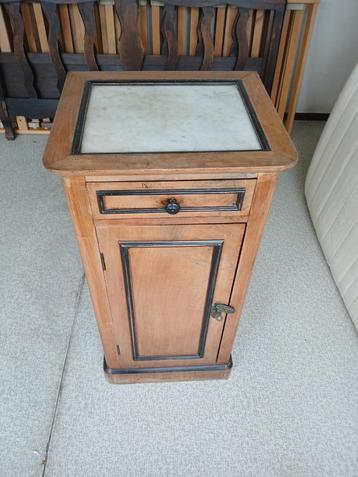 art deco nachtkastje met marmeren blad beschikbaar voor biedingen