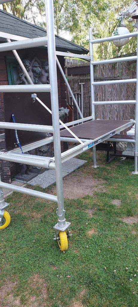 tuin steiger/rubberwielen/steunpoten/vloer met luik, Doe-het-zelf en Bouw, Steigers, Zo goed als nieuw, Rolsteiger of Kamersteiger