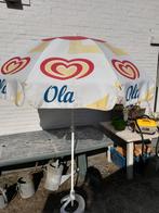 Een vintage reclameparaplu van OLA, Ophalen