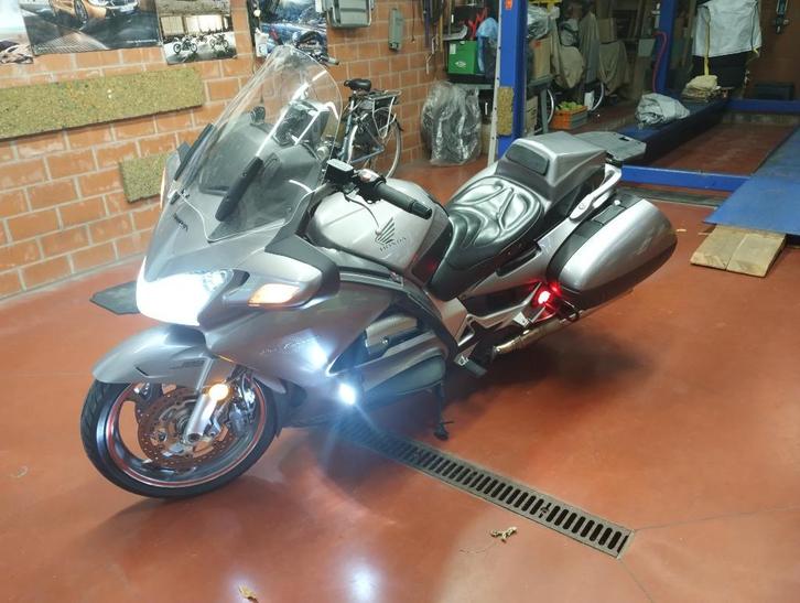 Honda Pan European ST1300 2004, Motoren, Motoren | Honda, Particulier, Toermotor, 4 cilinders, ABS, Cardan-aandrijving, Handvatverwarming