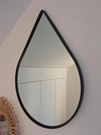 Spiegel druppel vorm met zwarte rand, Huis en Inrichting, Woonaccessoires | Spiegels, Ophalen, Zo goed als nieuw