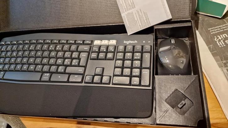Logitech MK850 toetsenbord en muis. gloednieuw, ongebruikt, Computers en Software, Toetsenborden, Azerty, Draadloos, Ergonomisch