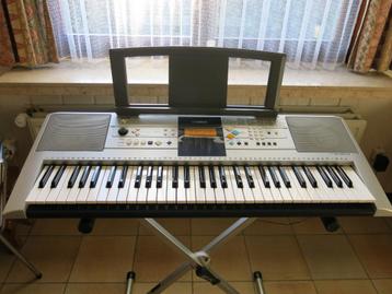 Yamaha PSR-E323 (NIEUWSTAAT!!!) + RTX-stand + stofhoes  beschikbaar voor biedingen