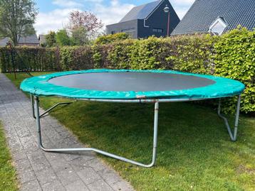 Trampoline Berg met palen  beschikbaar voor biedingen