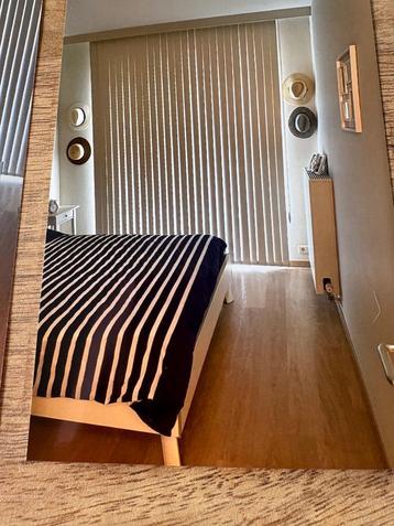 Wit bed zonder matras beschikbaar voor biedingen
