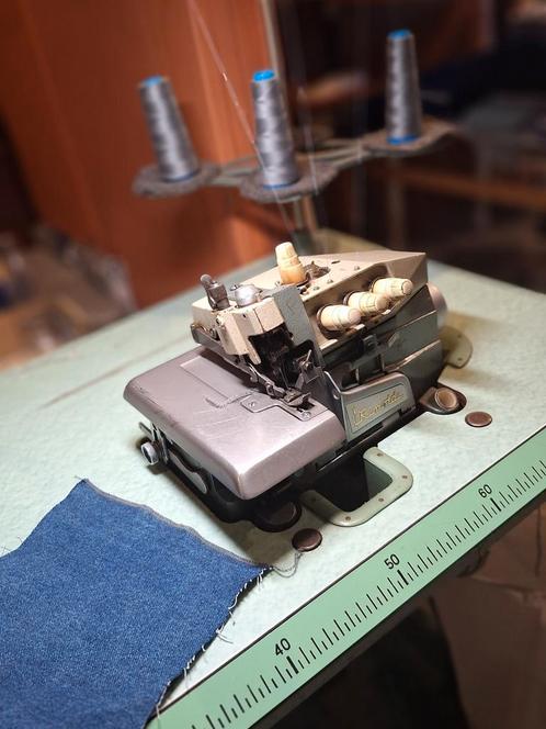 Industriële overlock machine met tafel, Hobby en Vrije tijd, Naaimachines en Toebehoren, Gebruikt, Ophalen