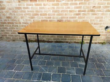 Vintage tafel  beschikbaar voor biedingen
