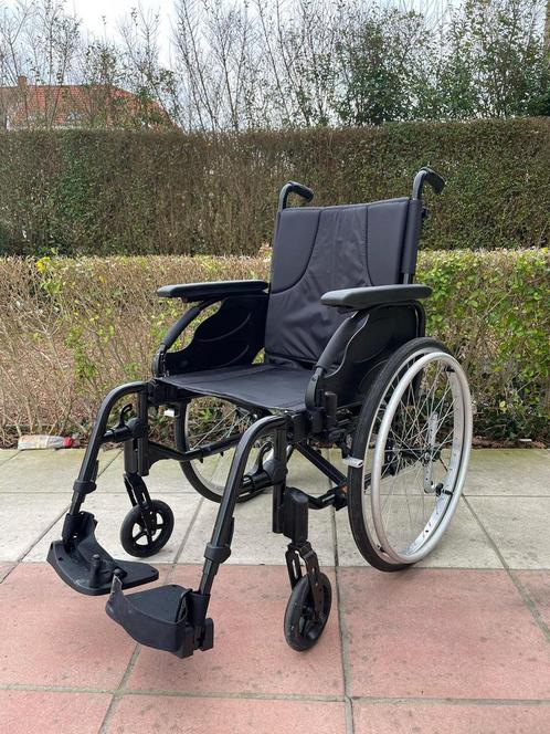 Invacare Action 3 opvouwbare rolstoel nieuwstaat (45 cm), Diversen, Rolstoelen, Zo goed als nieuw, Handbewogen rolstoel, Inklapbaar